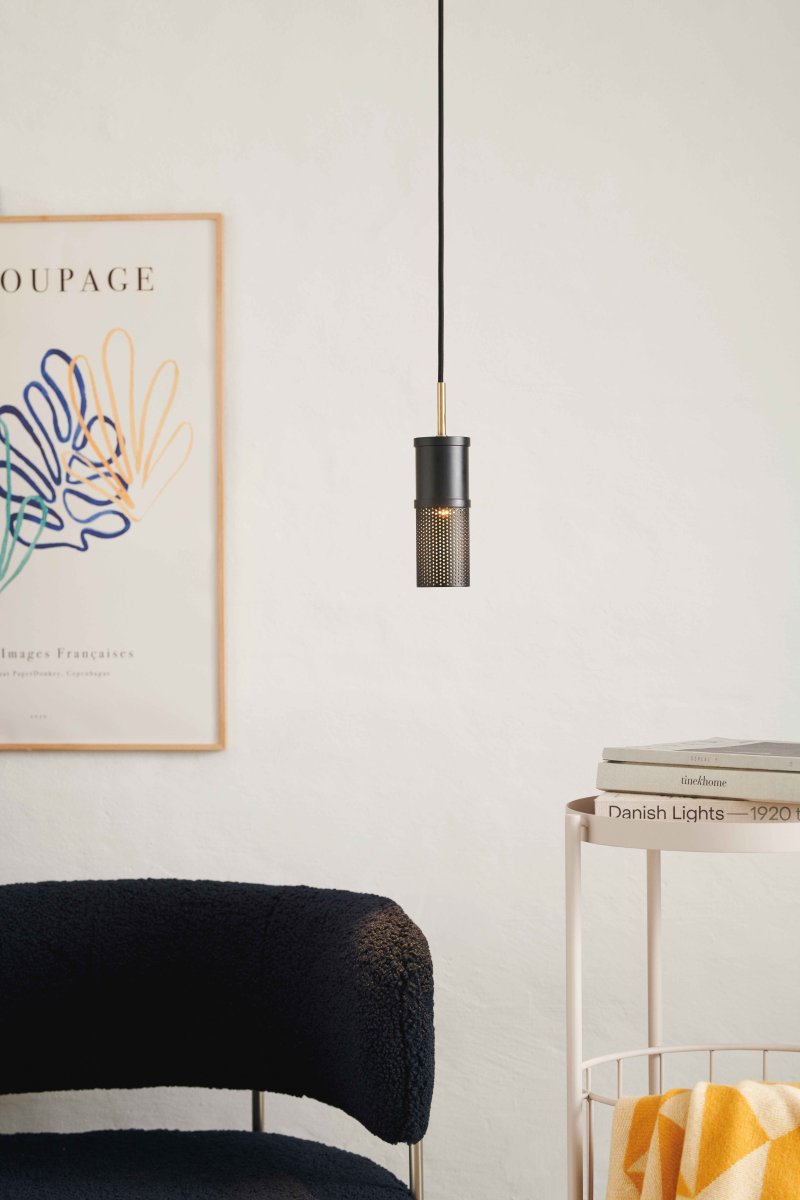 Frame Cylinder Ø6 Svart taklampa från Halo Design - Detaljerna som inslagen av antikm&auml;ssing och det yttre h&aring;lm&ouml;nstret g&ouml;r denna serien av lampor estetiskt unika.