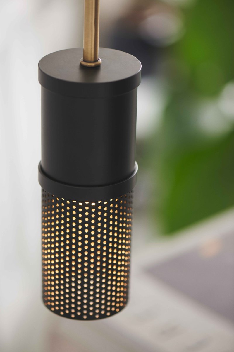 Frame Cylinder Ø6 Svart taklampa från Halo Design - Detaljerna som inslagen av antikm&auml;ssing och det yttre h&aring;lm&ouml;nstret g&ouml;r denna serien av lampor estetiskt unika.
