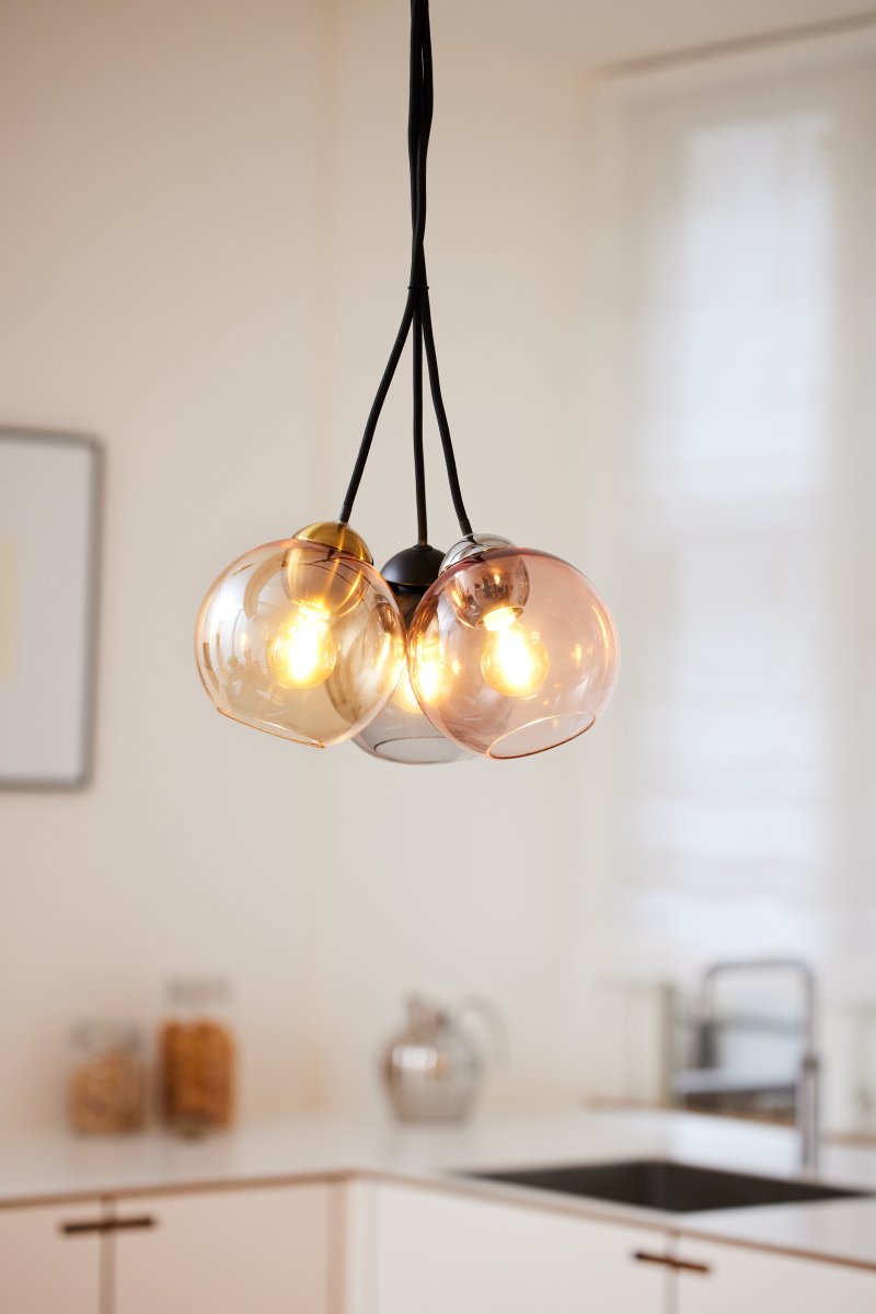 Bubbles Ø14 Rökfärgad taklampa från Halo Design - Det r&ouml;kf&auml;rgade glaset bidrar med en elegans och ger en fin ljusspridning i rummet n&auml;r den &auml;r t&auml;nd.