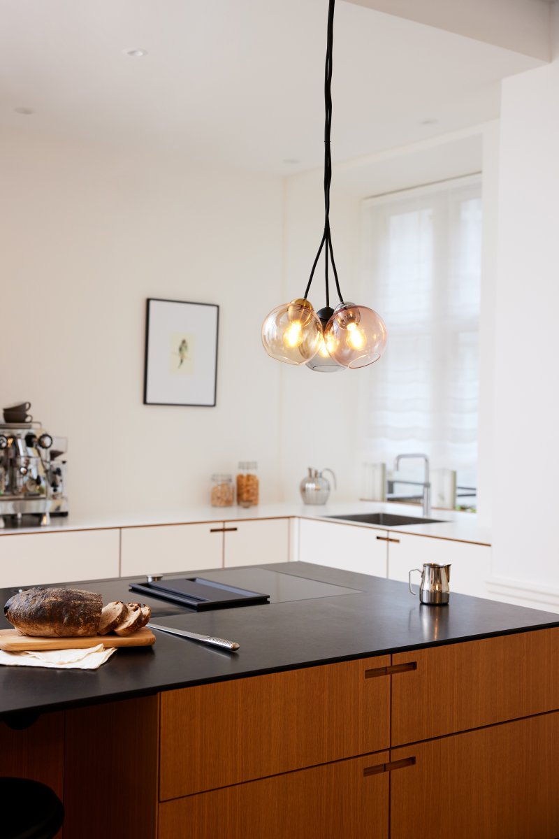 Bubbles Ø14 Rökfärgad taklampa från Halo Design - Det r&ouml;kf&auml;rgade glaset bidrar med en elegans och ger en fin ljusspridning i rummet n&auml;r den &auml;r t&auml;nd.