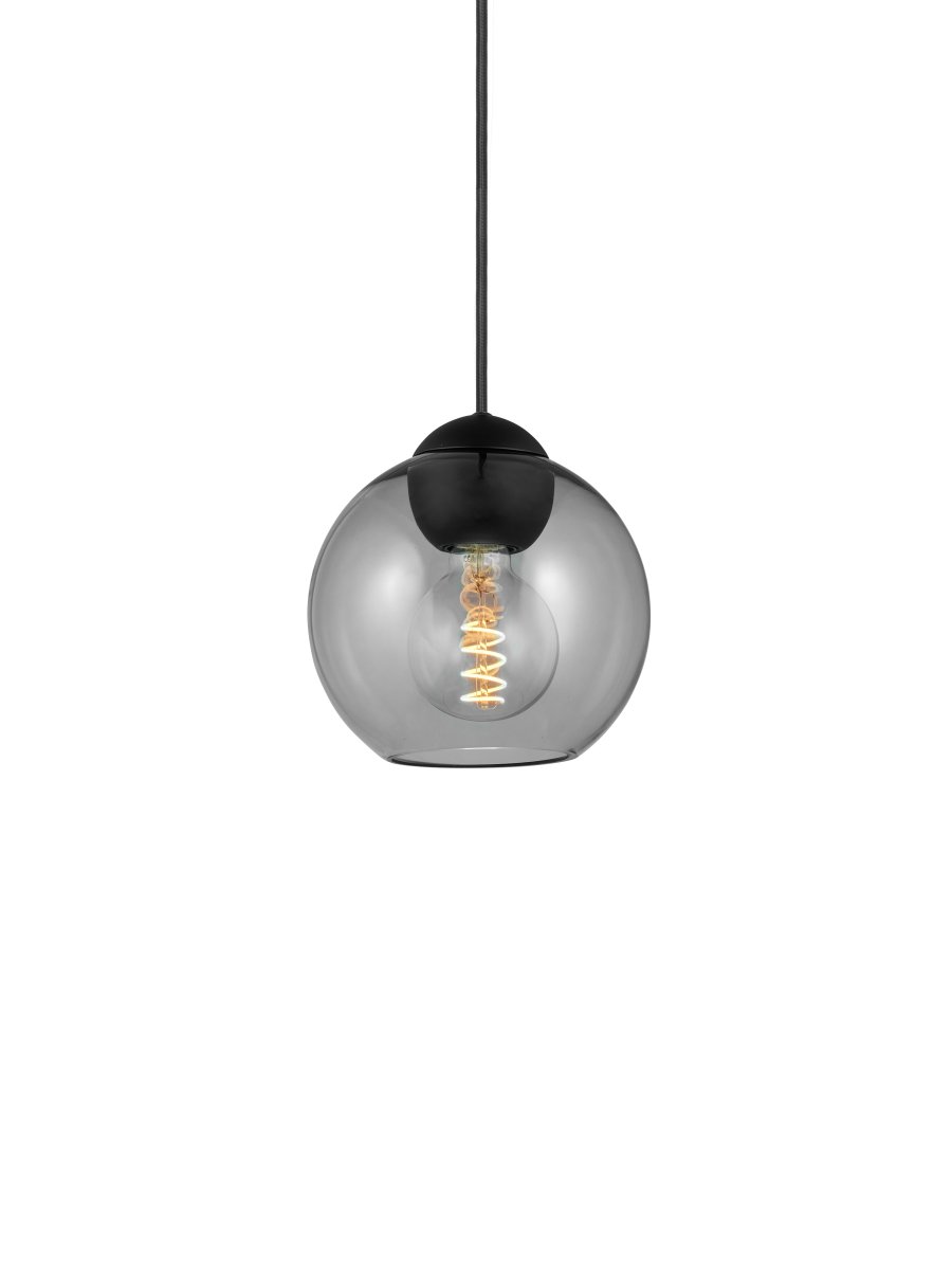 Bubbles Ø18 Rökfärgad taklampa från Halo Design - Det r&ouml;kf&auml;rgade glaset i kombination med detaljerna i mattsvart metall bidrar med en elegans och ger en fin ljusspridning i rummet n&auml;r den &auml;r t&auml;nd.