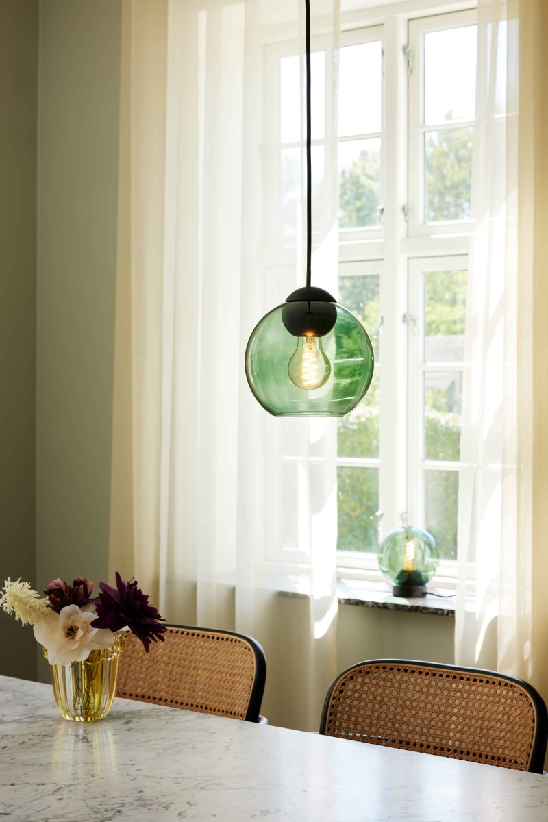 Bubbles Ø18 Grön taklampa från Halo Design - Det gr&ouml;na glaset i kombination med detaljerna i mattsvart metall bidrar med en elegans och ger en fin ljusspridning i rummet n&auml;r den &auml;r t&auml;nd.