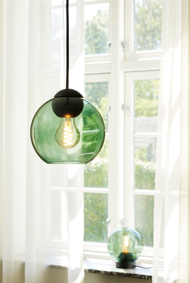 Bubbles Ø18 Grön taklampa från Halo Design - Det gr&ouml;na glaset i kombination med detaljerna i mattsvart metall bidrar med en elegans och ger en fin ljusspridning i rummet n&auml;r den &auml;r t&auml;nd.