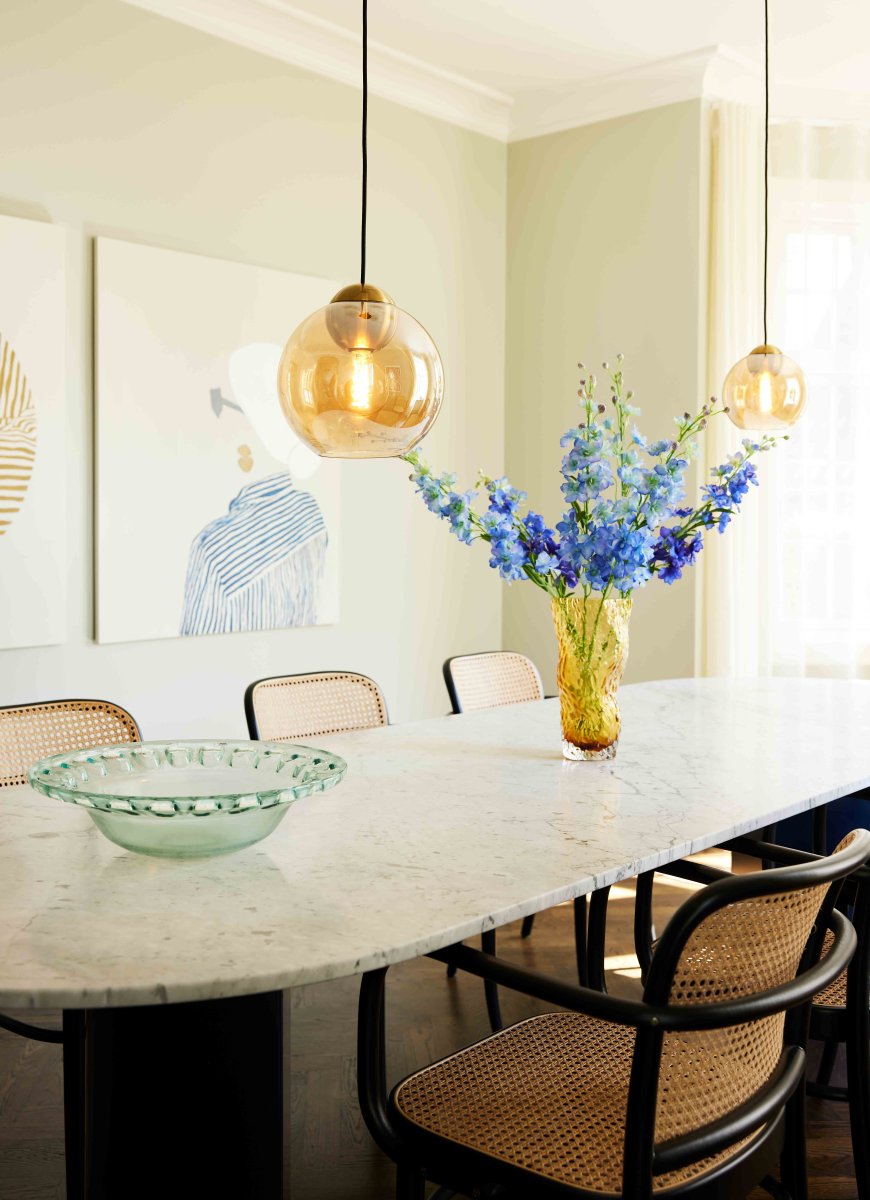 Bubbles Ø24 Amber taklampa från Halo Design - Det ambertonade glaset i kombination med detaljerna i antikm&auml;ssing bidrar med en elegans och ger en fin ljusspridning i rummet n&auml;r den &auml;r t&auml;nd.