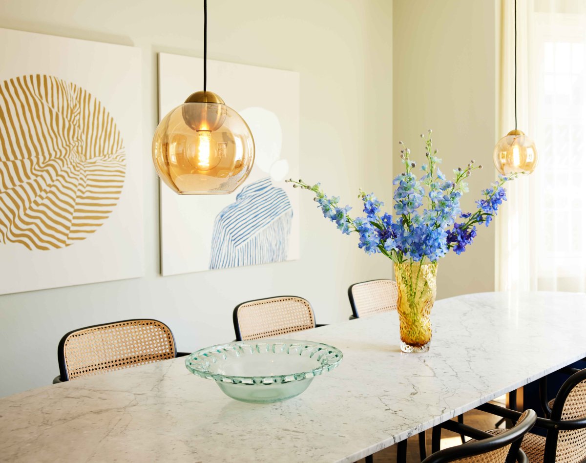 Bubbles Ø24 Amber taklampa från Halo Design - Det ambertonade glaset i kombination med detaljerna i antikm&auml;ssing bidrar med en elegans och ger en fin ljusspridning i rummet n&auml;r den &auml;r t&auml;nd.