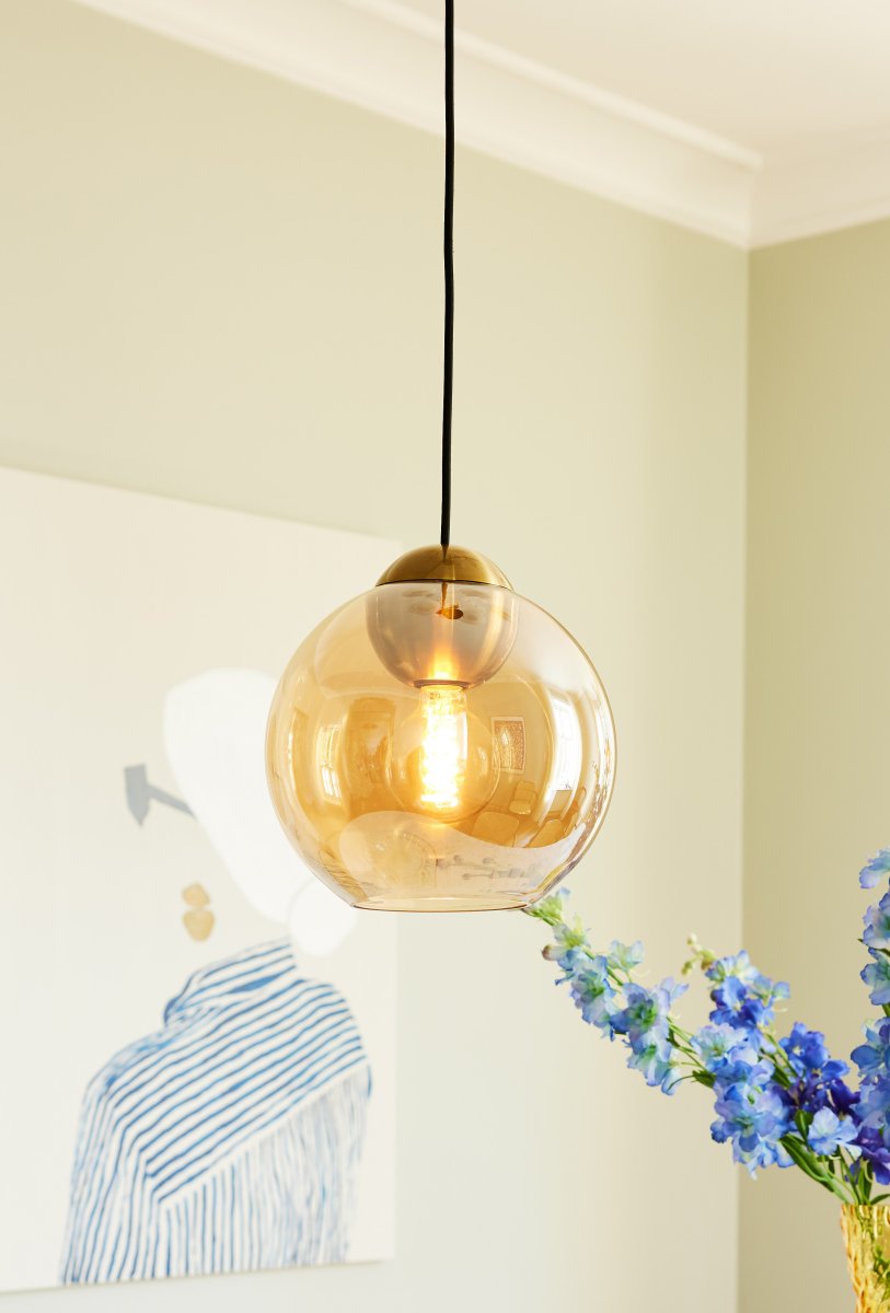 Bubbles Ø24 Amber taklampa från Halo Design - Det ambertonade glaset i kombination med detaljerna i antikm&auml;ssing bidrar med en elegans och ger en fin ljusspridning i rummet n&auml;r den &auml;r t&auml;nd.