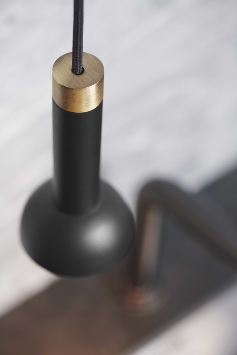 Torch Ø8 Svart taklampa från Halo Design - Torch pendellampa &ndash; en minimalistisk och modern design som kombinerar stil och funktion.