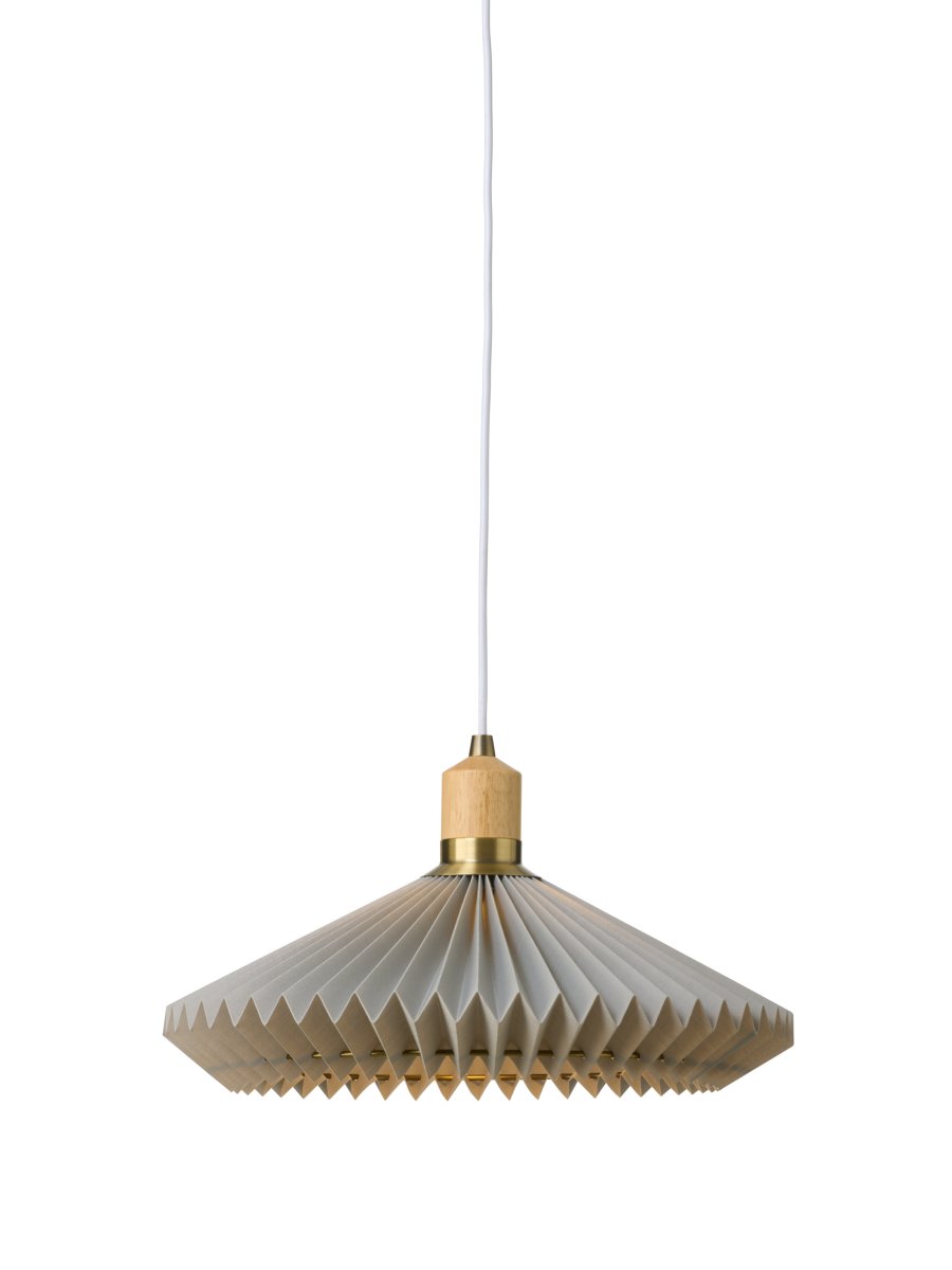 Paris Ø40 Grå taklampa från Halo Design - Med sin diameter p&aring; 40 cm sprider Paris ett mjukt och behagligt ljus som bidrar till en ombonad atmosf&auml;r.