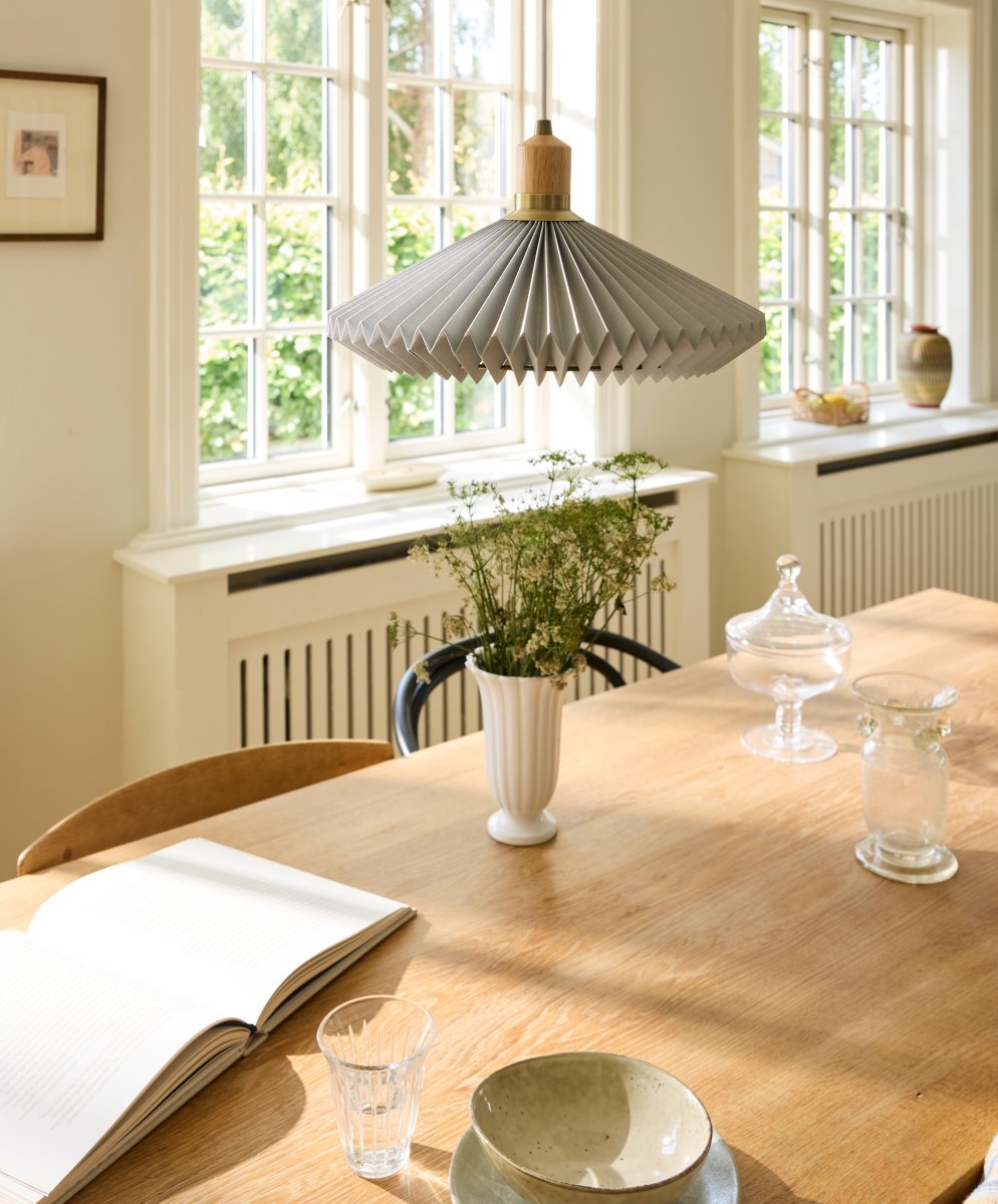 Paris Ø40 Grå taklampa från Halo Design - Med sin diameter p&aring; 40 cm sprider Paris ett mjukt och behagligt ljus som bidrar till en ombonad atmosf&auml;r.