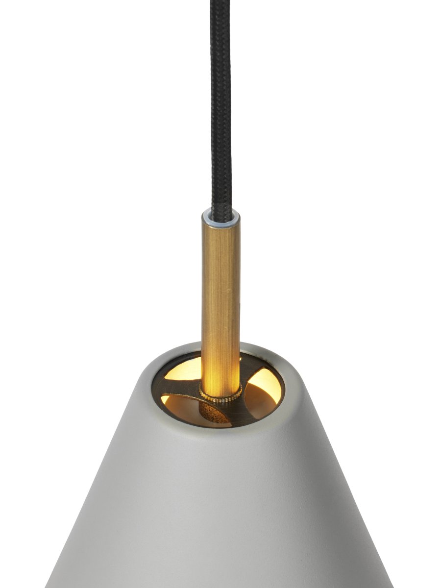 Hygge Ø12 Grå taklampa från Halo Design - Den vida sk&auml;rmen i en varmgr&aring; finish ger ett behagligt, riktat ljus som skapar en inbjudande atmosf&auml;r.