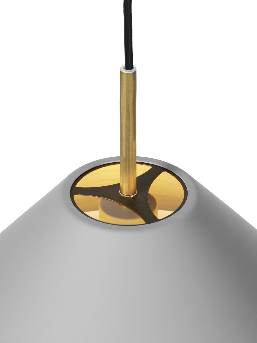 Hygge Ø24 Grå taklampa från Halo Design - Den vida sk&auml;rmen i en varmgr&aring; finish ger ett behagligt, riktat ljus som skapar en inbjudande atmosf&auml;r.