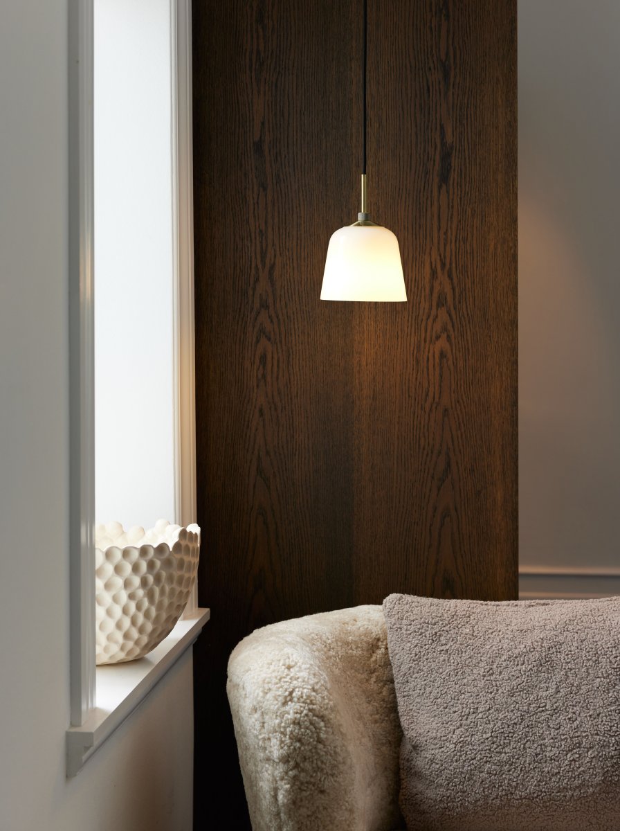 Room 49 Ø15 Antikmässing taklampa från Halo Design - Med sin mjukt formade sk&auml;rm i frostat glas sprider den ett behagligt ljus och skapar en inbjudande atmosf&auml;r i rummet.