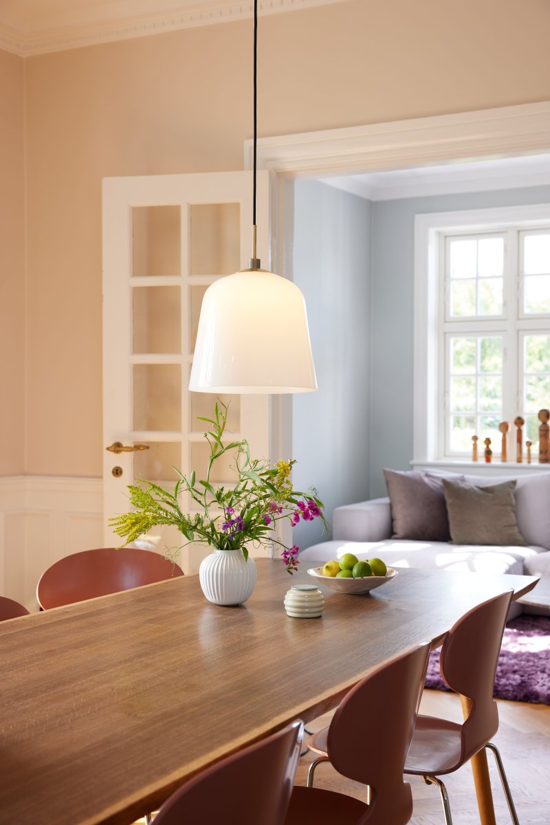 Room 49 Ø30 Antikmässing taklampa från Halo Design - Med sin mjukt formade sk&auml;rm i frostat glas sprider den ett behagligt ljus och skapar en inbjudande atmosf&auml;r i rummet.