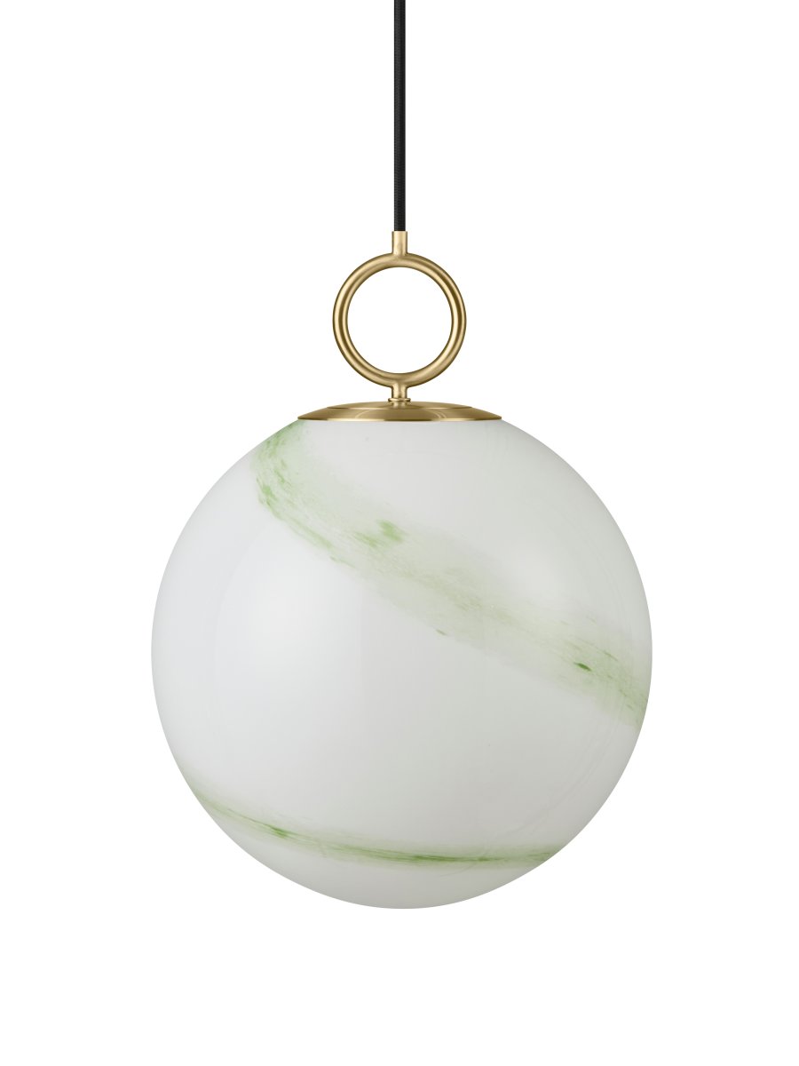 Stockholm Ø30 Grön taklampa från Halo Design - Taklampan Stockholm &auml;r en elegant och sofistikerad ljusk&auml;lla som lyfter din inredning till en ny niv&aring;.