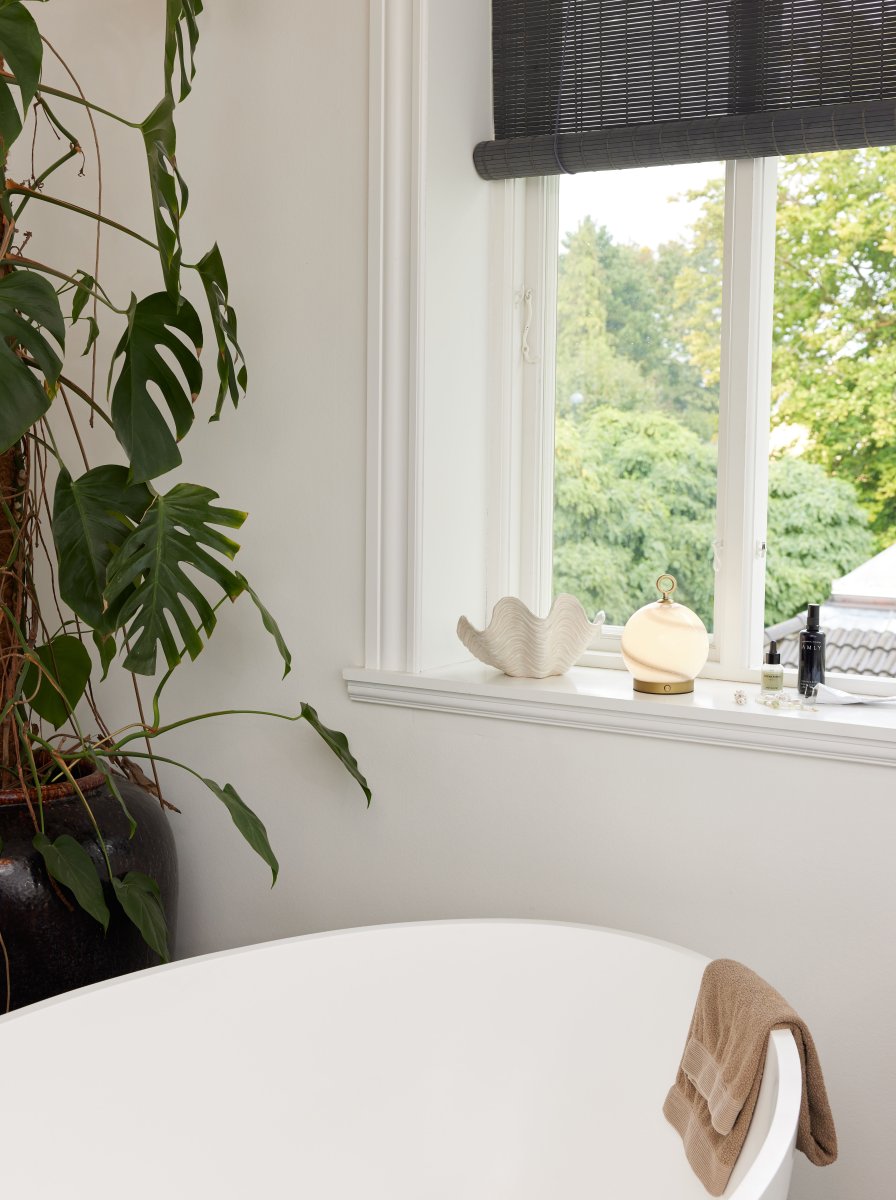 Stockholm 20cm Grå portabel från Halo Design - Den &auml;r IP44-klassad och kan anv&auml;ndas b&aring;de inomhus och utomhus (men b&ouml;r f&ouml;rvaras och laddas inomhus).