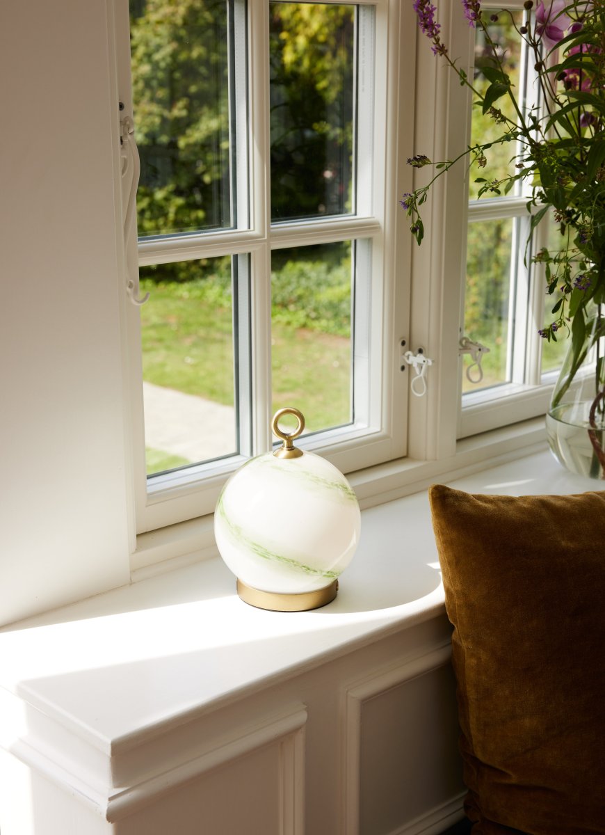 Stockholm 20cm Grön portabel från Halo Design - Den &auml;r IP44-klassad och kan anv&auml;ndas b&aring;de inomhus och utomhus (men b&ouml;r f&ouml;rvaras och laddas inomhus).