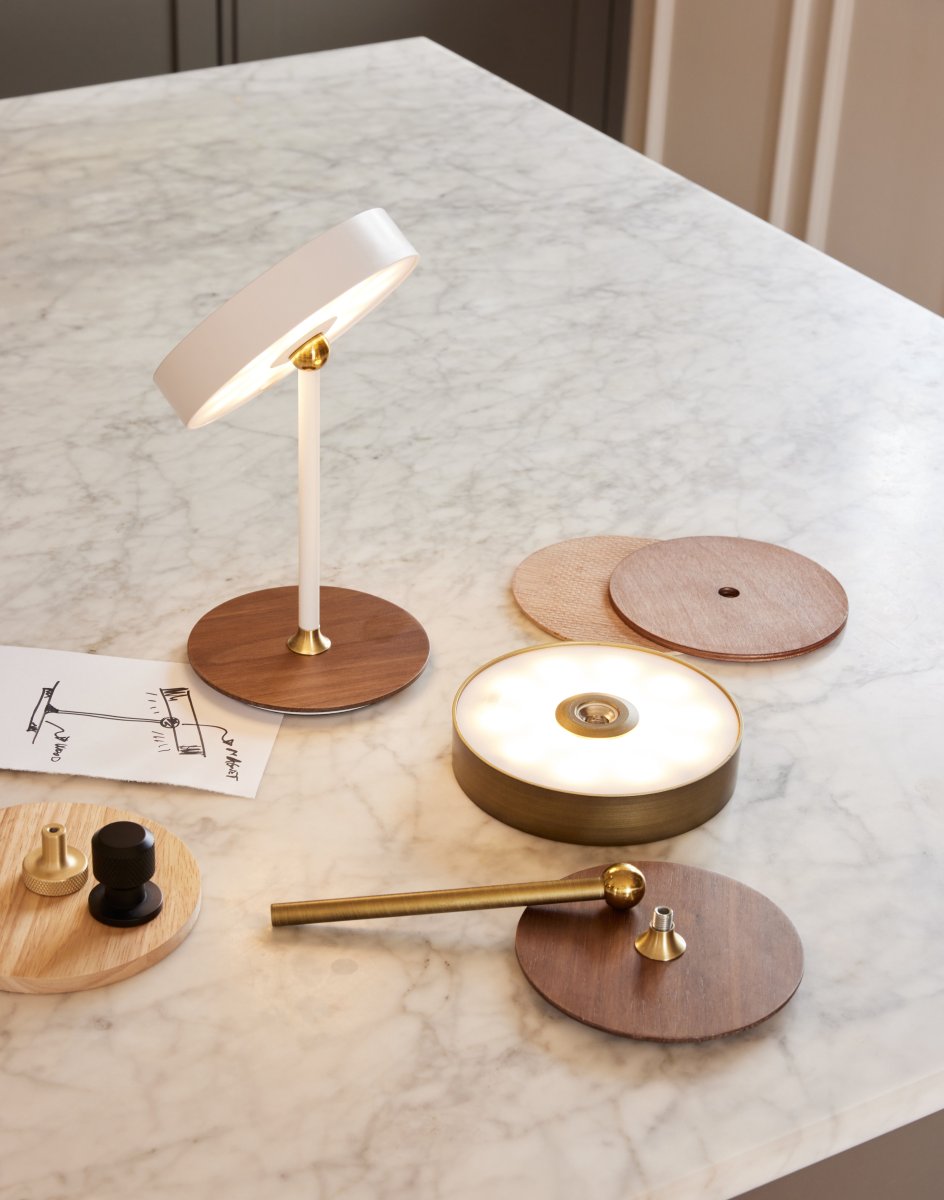 On The Move 20cm Vit portabel från Halo Design - Den sf&auml;riska formen och den magnetiska funktionen g&ouml;r det enkelt att rotera och vinkla sk&auml;rmen f&ouml;r riktat ljus.