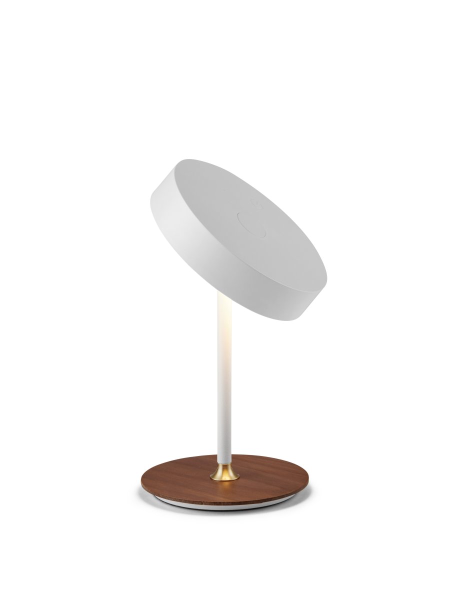 On The Move 20cm Vit portabel från Halo Design - Den sf&auml;riska formen och den magnetiska funktionen g&ouml;r det enkelt att rotera och vinkla sk&auml;rmen f&ouml;r riktat ljus.