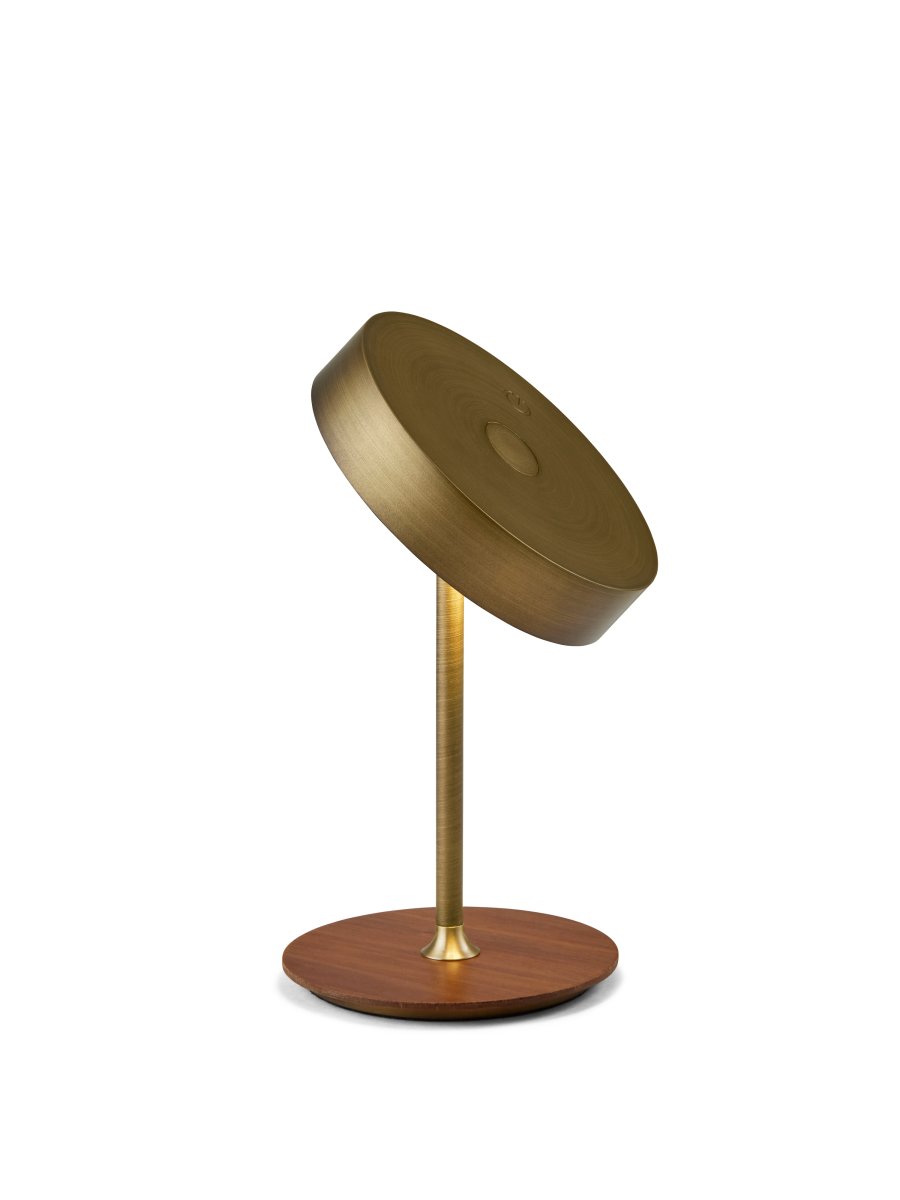 On The Move 20cm Antikmässing portabel från Halo Design - Den sf&auml;riska formen och den magnetiska funktionen g&ouml;r det enkelt att rotera och vinkla sk&auml;rmen f&ouml;r riktat ljus.