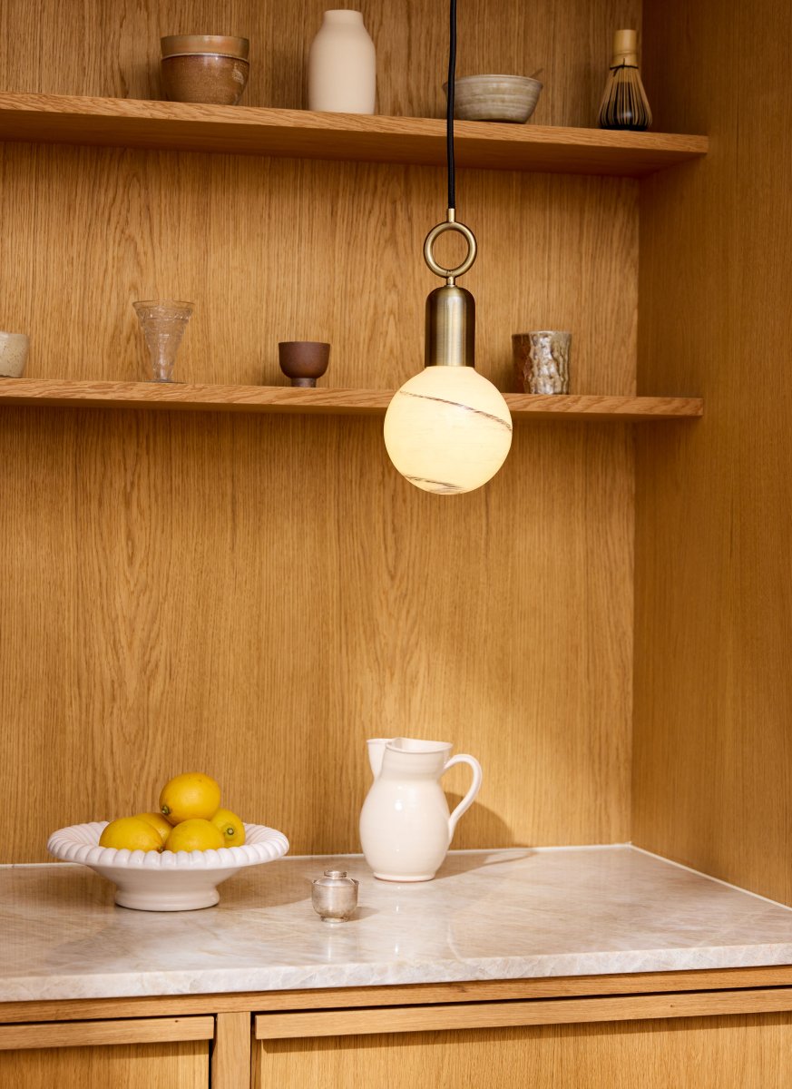 Stockholm Ø5 Antik taklampa från Halo Design - Med en vacker finish i antikm&auml;ssing och en unik ringformad detalj blir Stockholm ett konstn&auml;rligt inslag i din inredning.