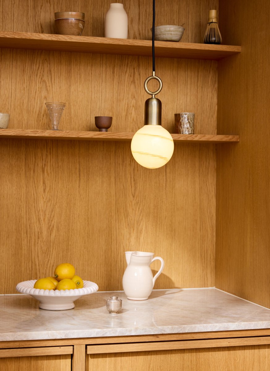 Stockholm Ø5 Antik taklampa från Halo Design - Med en vacker finish i antikm&auml;ssing och en unik ringformad detalj blir Stockholm ett konstn&auml;rligt inslag i din inredning.