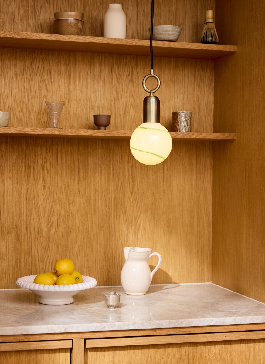 Stockholm Ø5 Antik taklampa från Halo Design - Med en vacker finish i antikm&auml;ssing och en unik ringformad detalj blir Stockholm ett konstn&auml;rligt inslag i din inredning.