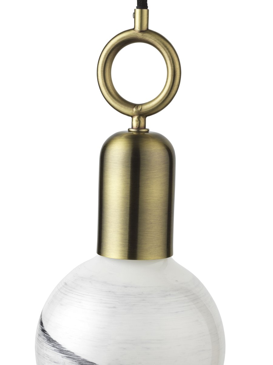 Stockholm Ø5 Antik taklampa från Halo Design - Med en vacker finish i antikm&auml;ssing och en unik ringformad detalj blir Stockholm ett konstn&auml;rligt inslag i din inredning.