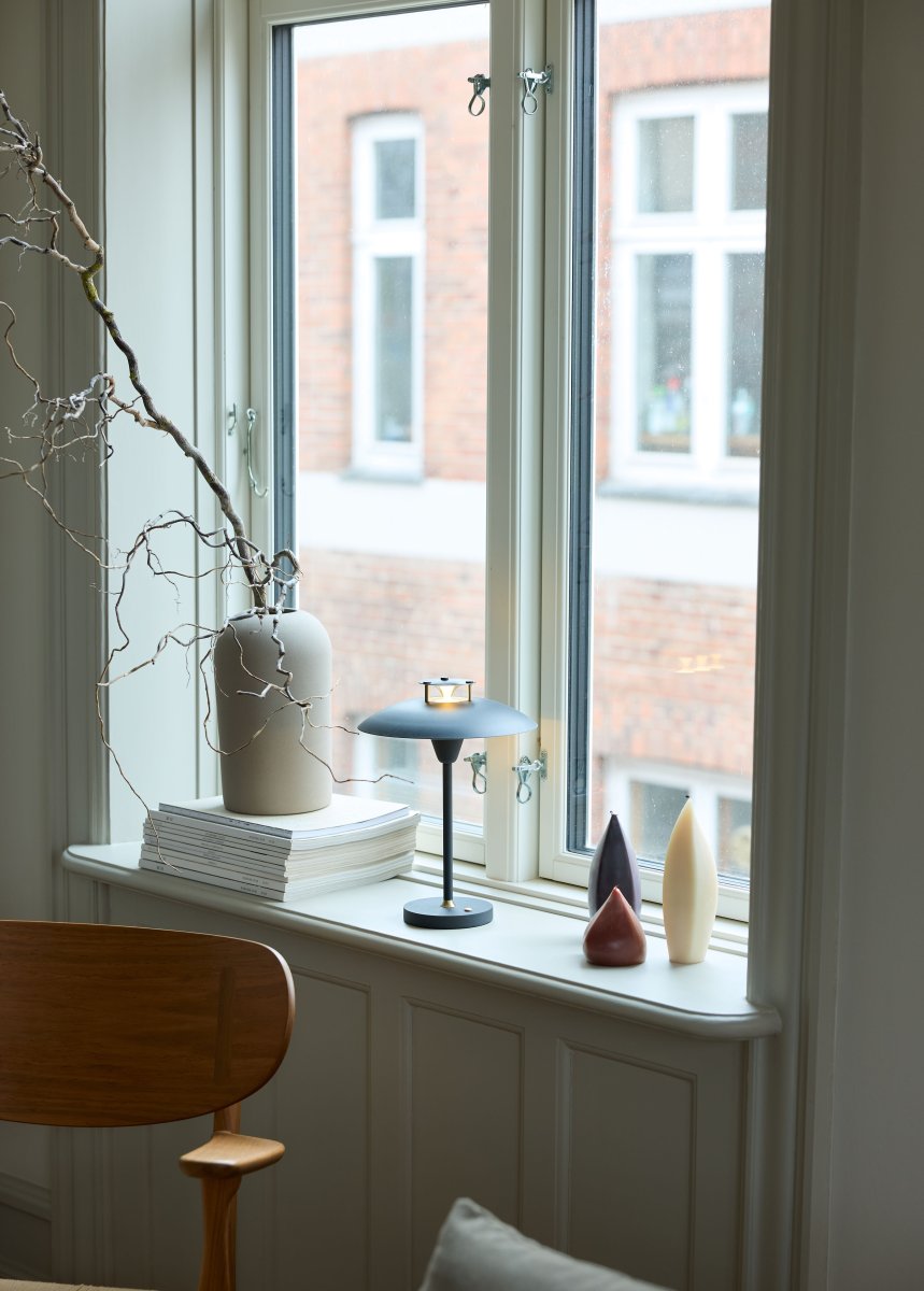 Stepp One-Two -Three 30cm Svart portabel från Halo Design - Lampan har en inbyggd 3-stegs dimmer och ger ett behagligt varmvitt ljus.