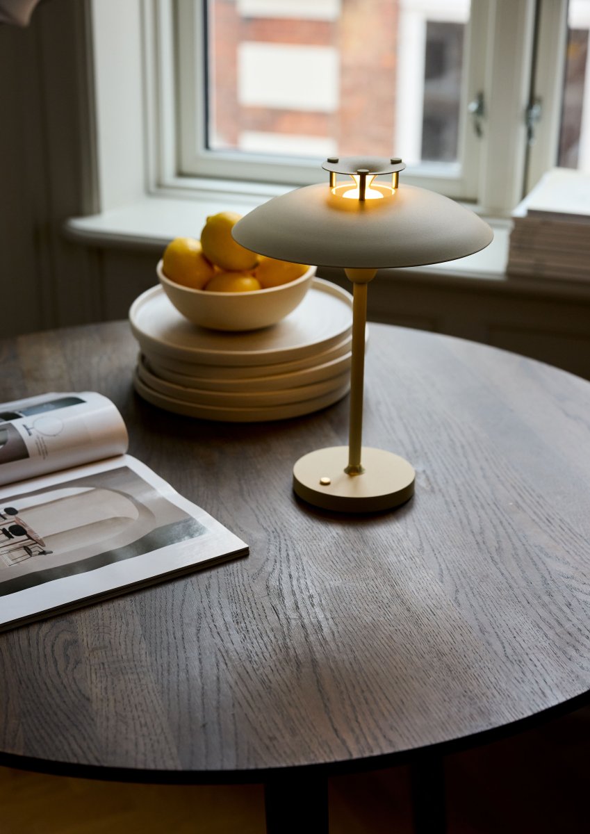 Stepp One-Two -Three 30cm Cream portabel från Halo Design - Denna portabla och kr&auml;mf&auml;rgade bordslampan i metall med eleganta m&auml;ssingsdetaljer kombinerar stil och funktion.