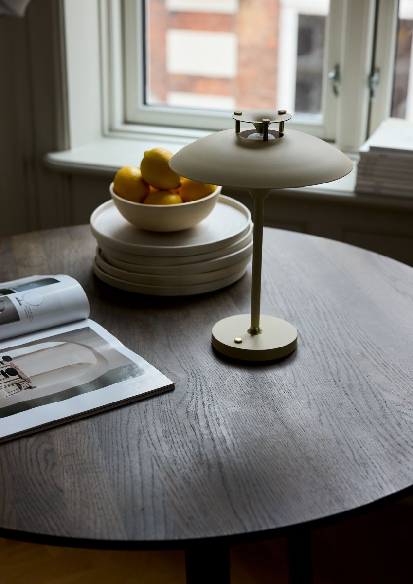 Stepp One-Two -Three 30cm Cream portabel från Halo Design - Denna portabla och kr&auml;mf&auml;rgade bordslampan i metall med eleganta m&auml;ssingsdetaljer kombinerar stil och funktion.