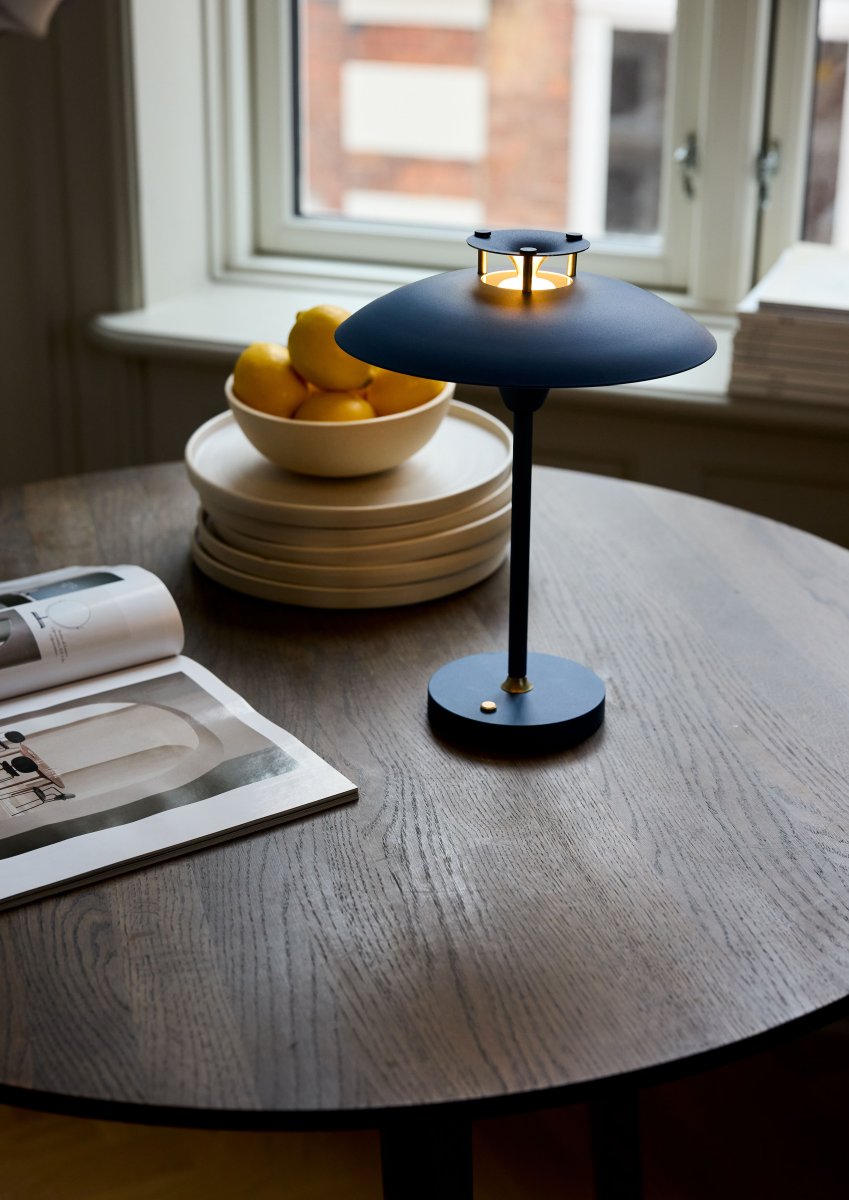 Stepp One-Two -Three 30cm Mörkblå portabel från Halo Design - Lampan har en inbyggd 3-stegs dimmer och ger ett behagligt varmvitt ljus.
