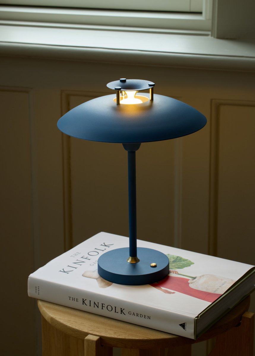 Stepp One-Two -Three 30cm Mörkblå portabel från Halo Design - Lampan har en inbyggd 3-stegs dimmer och ger ett behagligt varmvitt ljus.