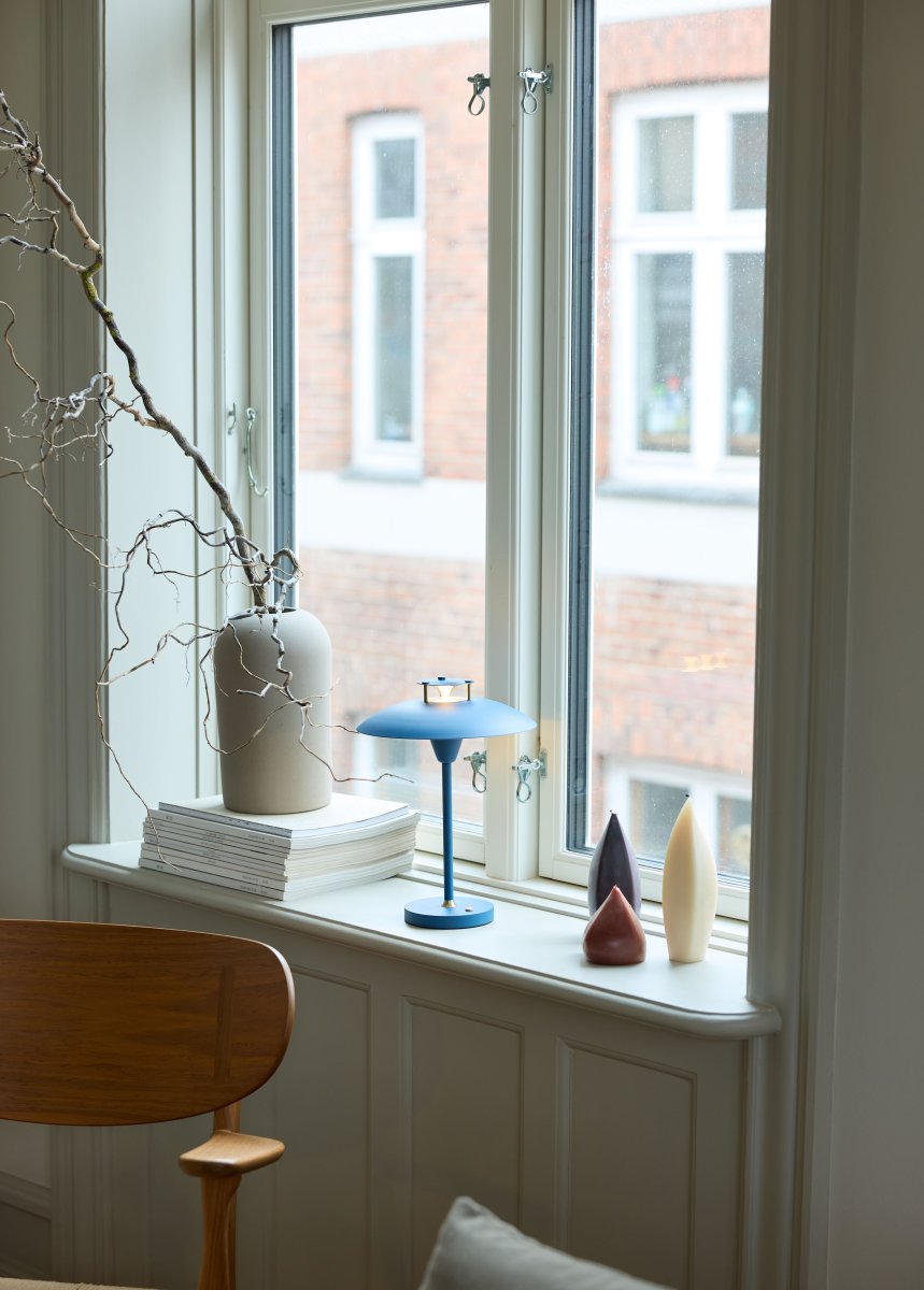 Stepp One-Two -Three 30cm Mörkblå portabel från Halo Design - Lampan har en inbyggd 3-stegs dimmer och ger ett behagligt varmvitt ljus.
