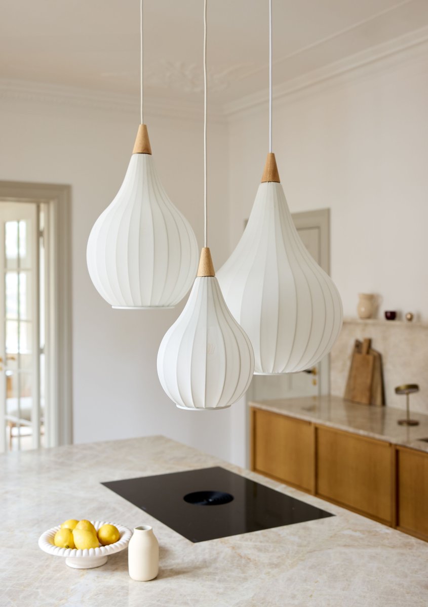 Drops Ø23 Vit taklampa från Halo Design - Kombinationen av tr&auml;, textil och metall skapar en h&auml;rlig atmosf&auml;r i rummet.