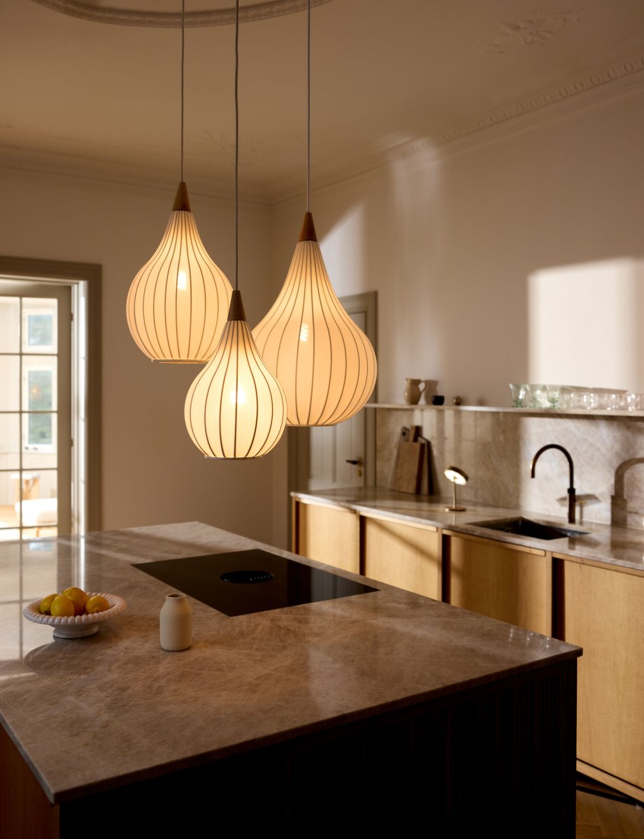 Drops Ø23 Vit taklampa från Halo Design - Kombinationen av tr&auml;, textil och metall skapar en h&auml;rlig atmosf&auml;r i rummet.