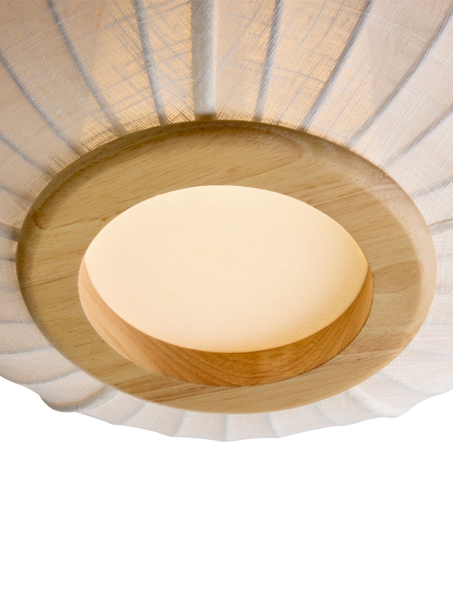 Balloon Ø40 Krämvit plafond från Halo Design - Den rundade, n&aring;got platta sk&auml;rmen i kr&auml;mvit, linneliknande textil kompletteras av dekorativa detaljer i massivt tr&auml; som ger lampan ett varmt och harmoniskt uttryck.