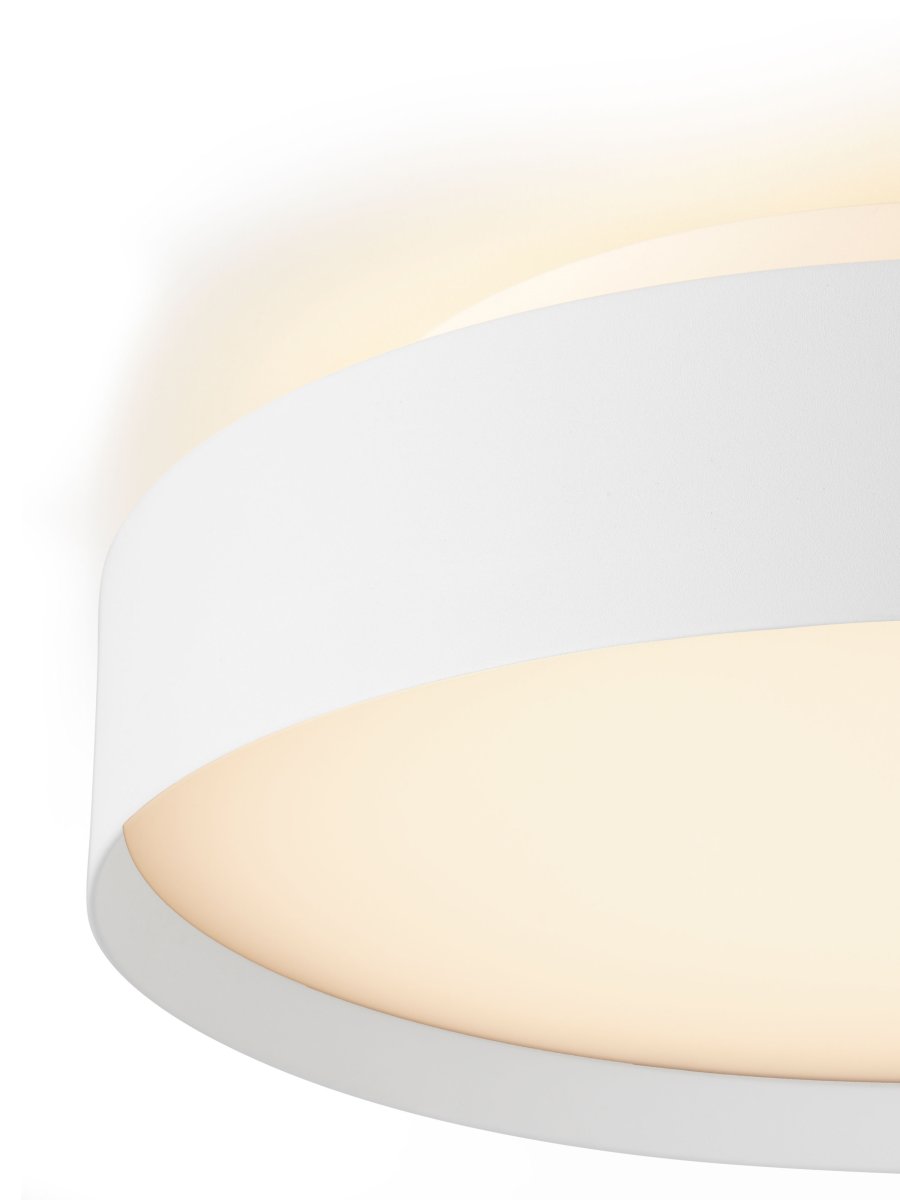 Backlight Full Ø30 Vit plafond från Halo Design - Den vita metallramen med en h&ouml;jd p&aring; ca 8cm g&ouml;r att den enkelt sm&auml;lter in i omgivningen.