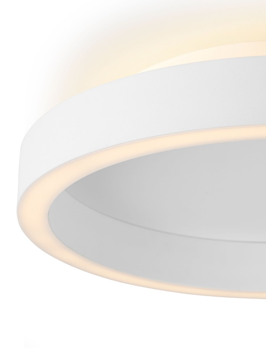 Backlight String Ø30 Vit plafond från Halo Design - Den integrerade belysningen utformar sig i en LEDlist som sitter i underkant p&aring; ramen och p&aring; ovansidan vilket ger ett fint ljus upp i taket.