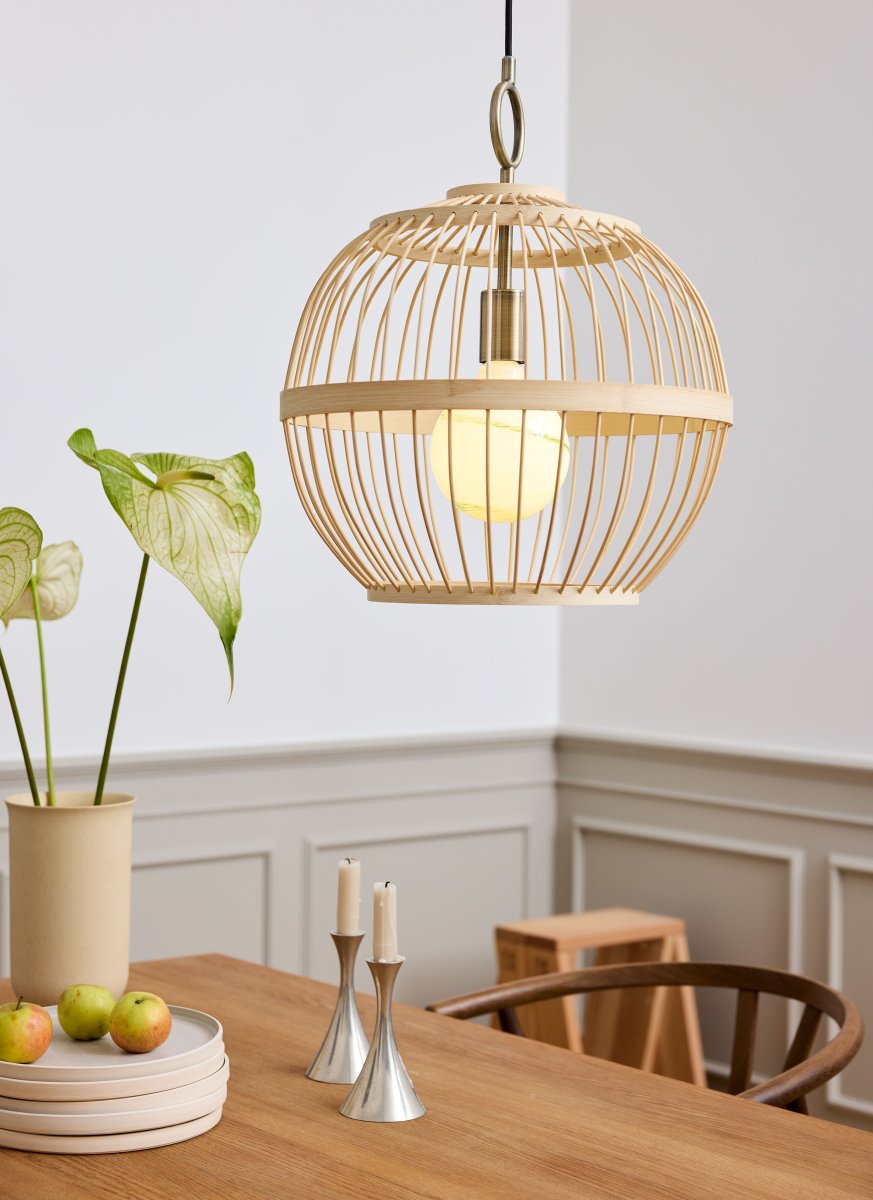 Stockholm Nordic Ø40 Natur taklampa från Halo Design - Tillverkad av ljust tr&auml; ger den en elegant och varm k&auml;nsla som passar perfekt i s&aring;v&auml;l klassiska som moderna milj&ouml;er.