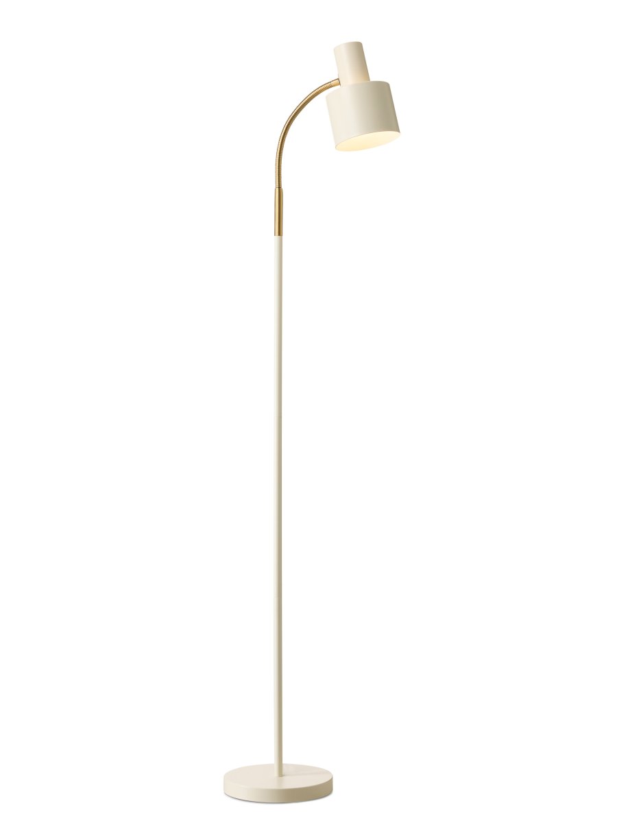 Vogue Vit golvlampa från Halo Design - Kombinationen av vit metall och antikm&auml;ssing ger lampan ett tidl&ouml;st uttryck som passar lika fint i moderna som klassiska hem.