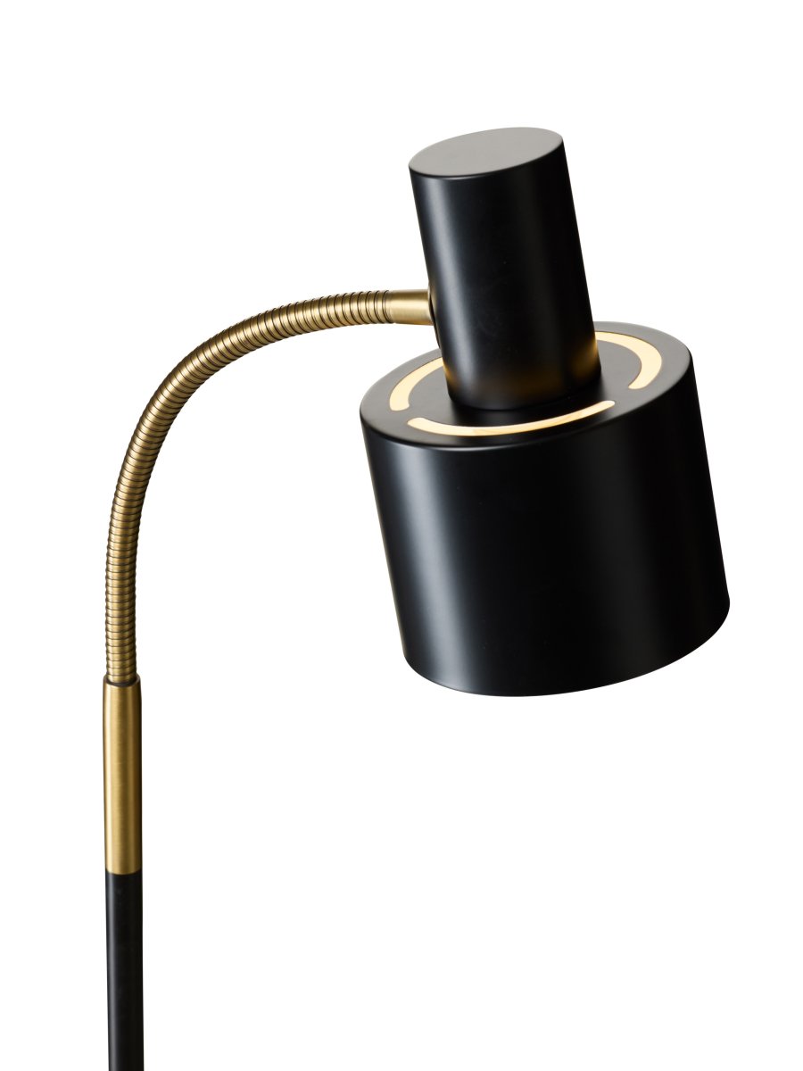 Vogue Svart golvlampa från Halo Design - Kombinationen av svart metall och antikm&auml;ssing ger lampan ett tidl&ouml;st uttryck som passar lika fint i moderna som klassiska hem.
