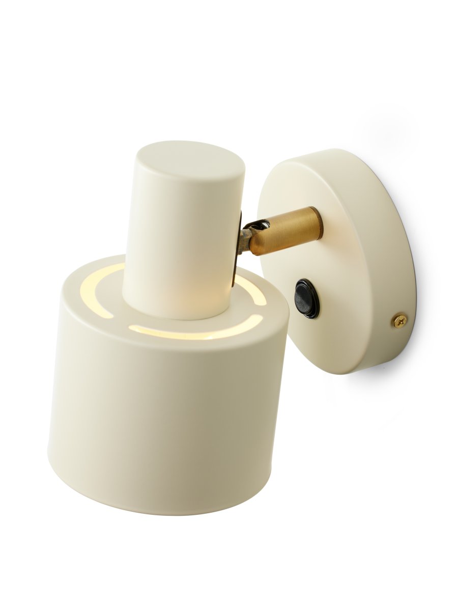 Vogue Cream läslampa från Halo Design - Vogue &auml;r det stilrena valet f&ouml;r dig som s&ouml;ker en lampa som b&aring;de lyfter inredningen och fyller ett praktiskt syfte.
