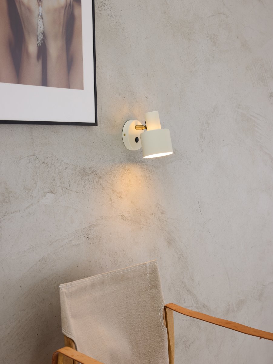 Vogue Cream läslampa från Halo Design - Vogue &auml;r det stilrena valet f&ouml;r dig som s&ouml;ker en lampa som b&aring;de lyfter inredningen och fyller ett praktiskt syfte.