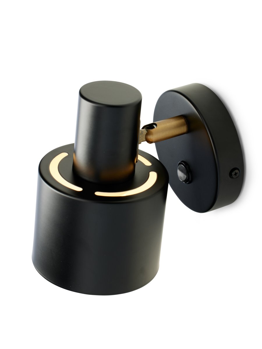 Vogue Svart läslampa från Halo Design - Vogue &auml;r det stilrena valet f&ouml;r dig som s&ouml;ker en lampa som b&aring;de lyfter inredningen och fyller ett praktiskt syfte.