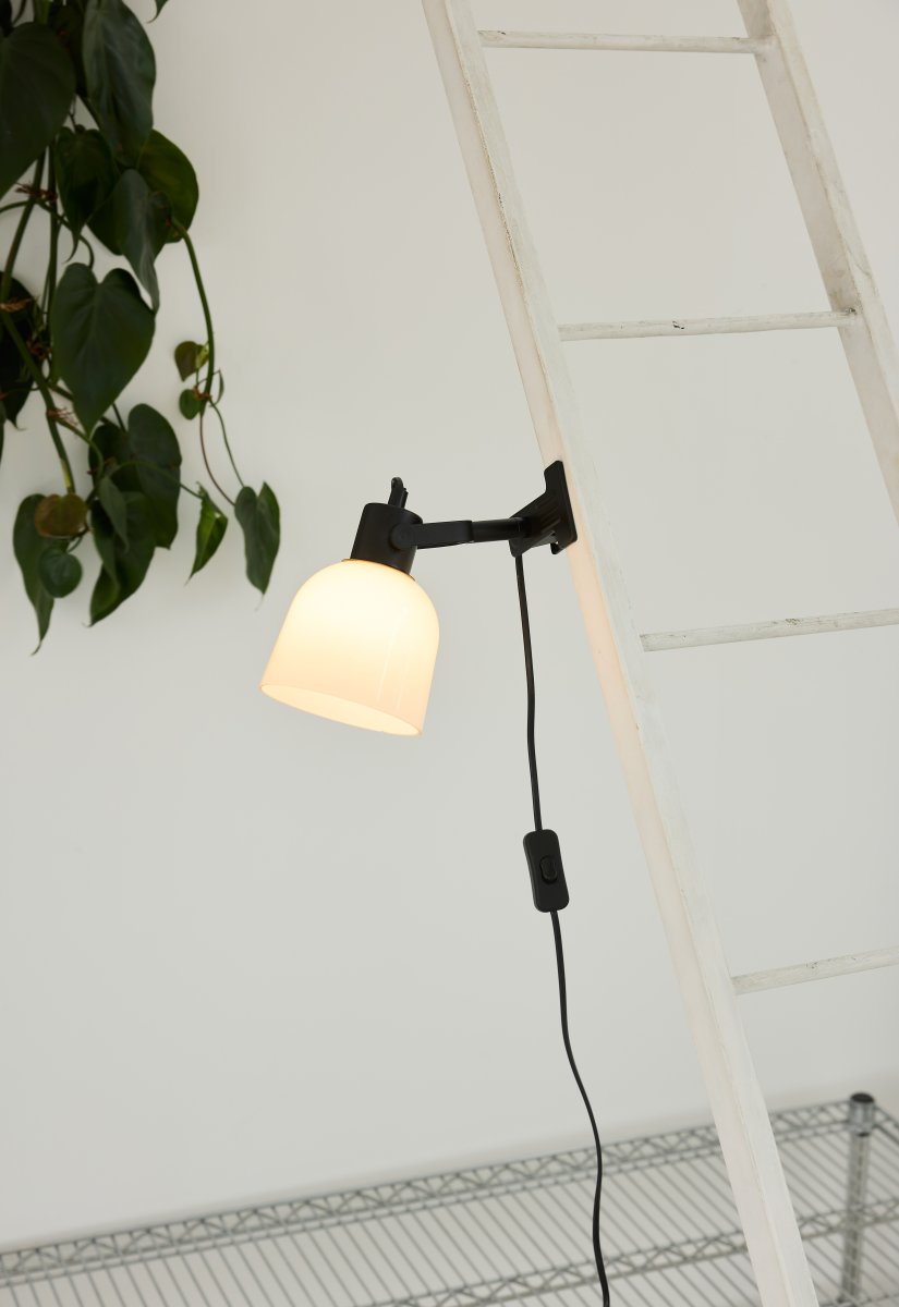 Glow Svart klämlampa från Halo Design - Sk&auml;rmen av opalglas ger en fin ljusspridning och med den vinkelbara armen ger den dig m&ouml;jligheten att utnyttja lampan som b&aring;de l&auml;slampa och som dekorativ allm&auml;nbelysning.