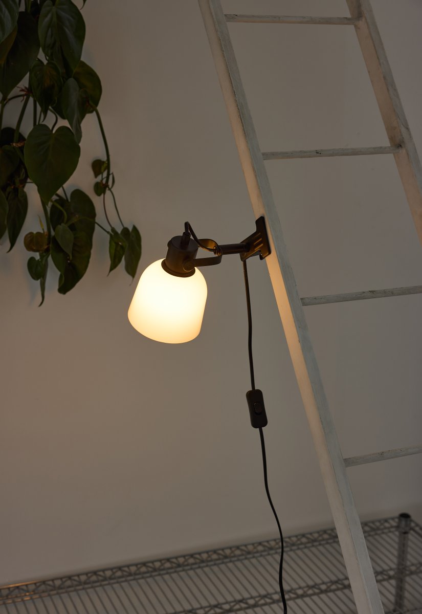 Glow Svart klämlampa från Halo Design - Sk&auml;rmen av opalglas ger en fin ljusspridning och med den vinkelbara armen ger den dig m&ouml;jligheten att utnyttja lampan som b&aring;de l&auml;slampa och som dekorativ allm&auml;nbelysning.