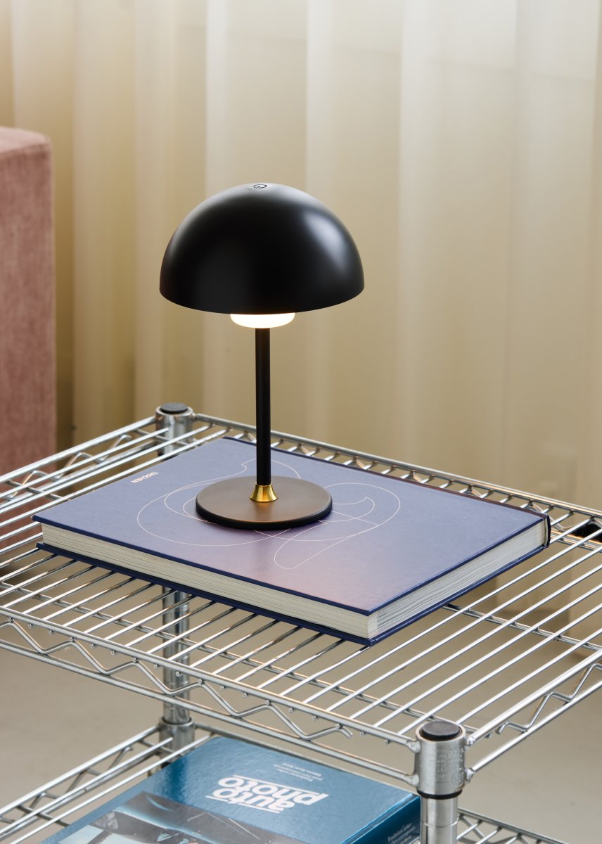 Moon Light 27cm Svart portabel från Halo Design - Det uppladdningsbara batteriet ger flexibilitet och med den medf&ouml;ljande USB-kabeln laddar du den smidigt.