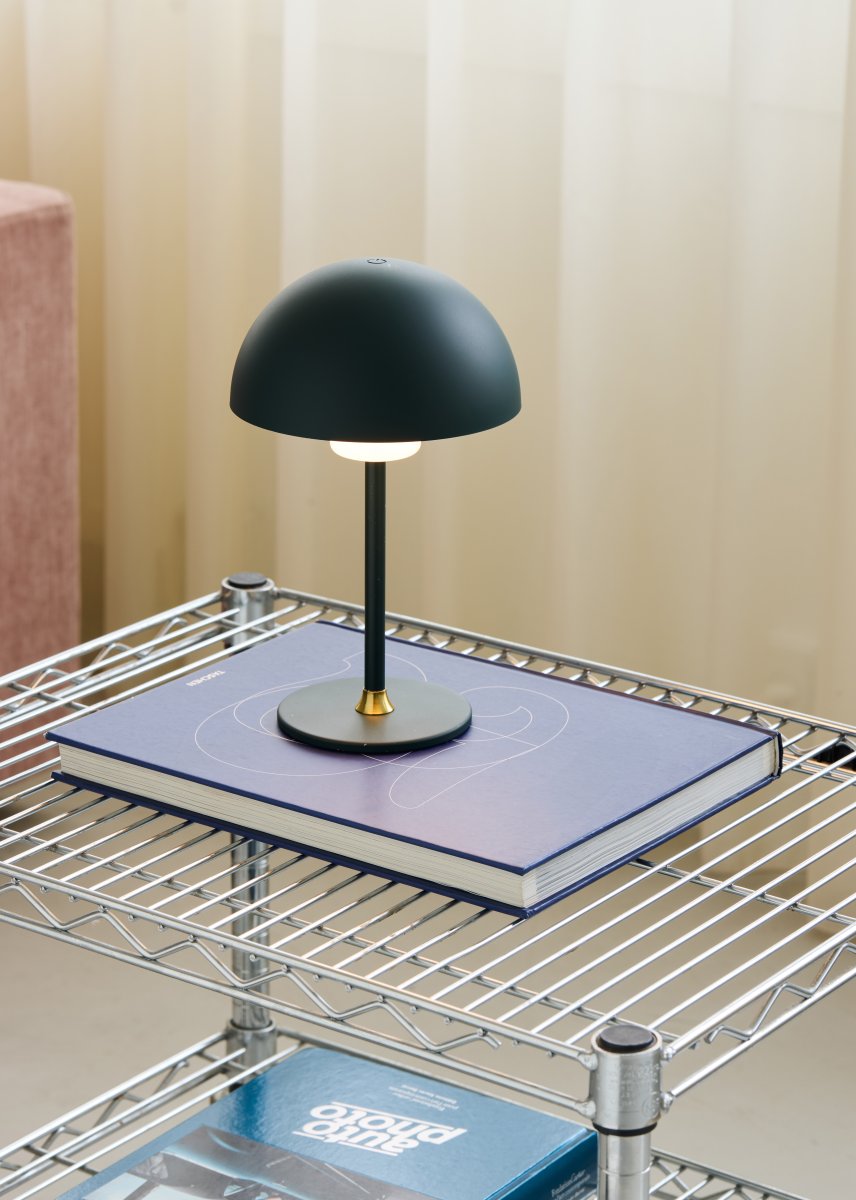 Moon Light 27cm Grön portabel från Halo Design - Det uppladdningsbara batteriet ger flexibilitet och med den medf&ouml;ljande USB-kabeln laddar du den smidigt.