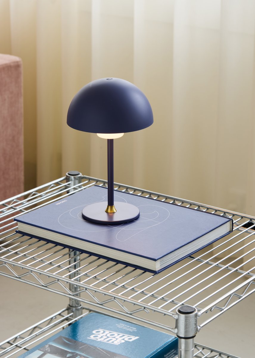 Moon Light 27cm Blå portabel från Halo Design - Det uppladdningsbara batteriet ger flexibilitet och med den medf&ouml;ljande USB-kabeln laddar du den smidigt.