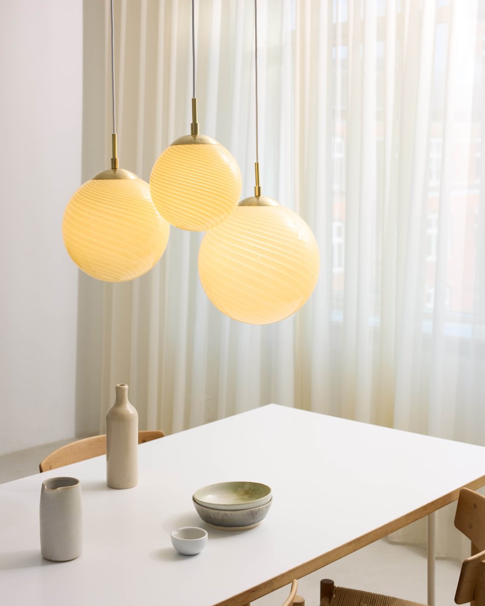 Candy Ball Ø30 Krämvit taklampa från Halo Design - Med sin tidl&ouml;sa design passar Candy Ball lika fint i ett f&ouml;nster som &ouml;ver ett sidobord eller i en grupp &ouml;ver matbordet.